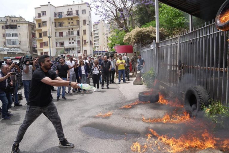 بالفيديو: إعتصام وإطارات مشتعلة.. أهالي ضحايا المرفأ يصعّدون!