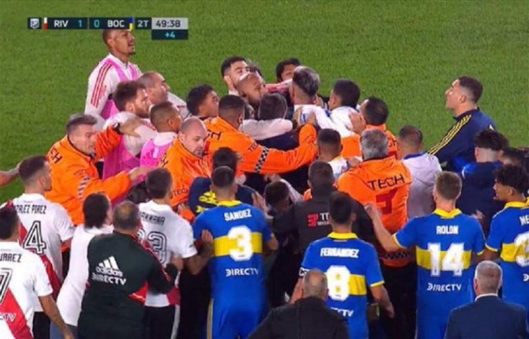 بالفيديو.. طرد 7 لاعبين في مباراة واحدة بـ “ديربي الأرجنتين”