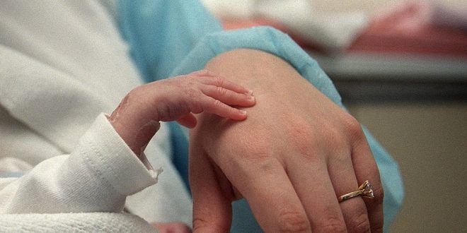 عرضا طفلتهما للبيع.. مصر تحاكم رجلاً وزوجته بتهمة الاتجار بالبشر