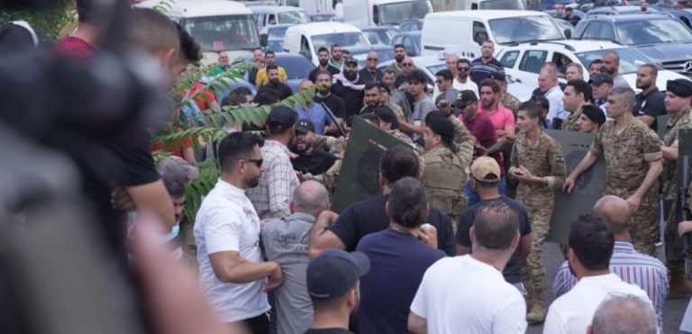 بالصور.. إشكال بين الجيش والمعتصمين امام تمثال المغترب