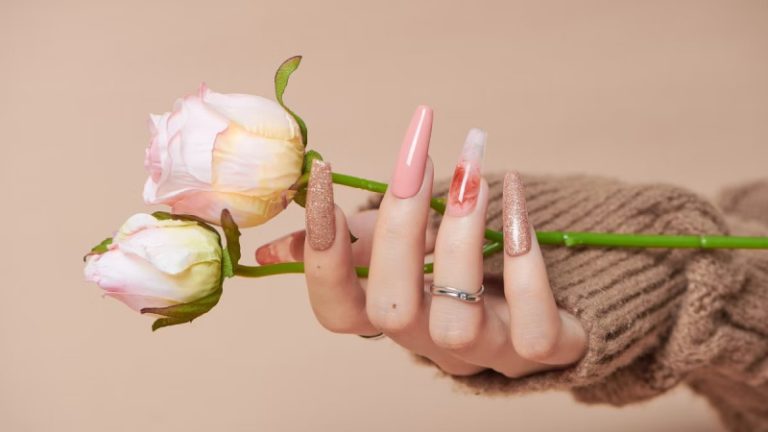 بالفيديو.. طلاء الأظافر على طريقة الليدي غاغا