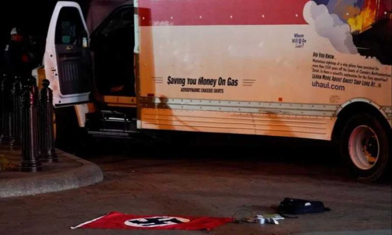 بالفيديو.. شاحنة تصطدم بحاجز أمني قرب البيت الأبيض