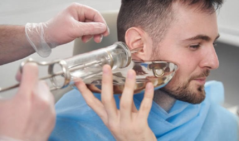 تنظيف الأذن