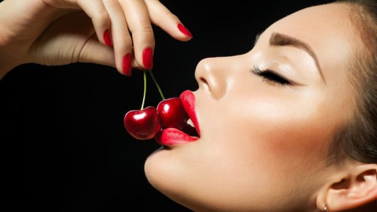 بينها “الشفاه الكرزية”.. أبرز اتجاهات مكياج صيف 2023