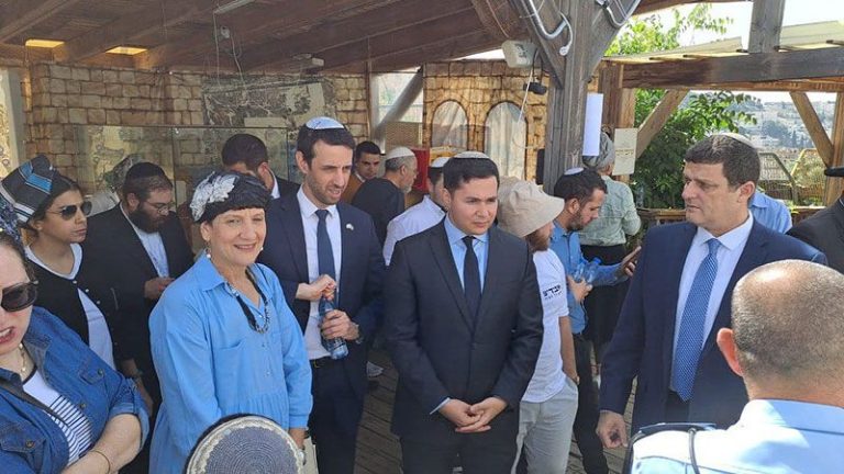 بالفيديو.. مستوطنون يقتحمون باحات الاقصى مع عدد من أعضاء “الكنيست”