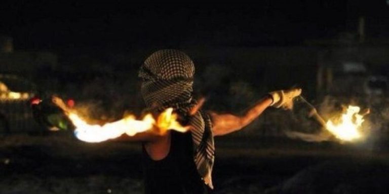 بالفيديو.. شبان يحرقون نقطة لجيش الاحتلال شمال شرق رام الله