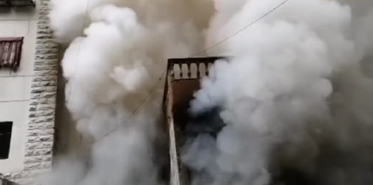 بالفيديو: حريق كبير في معمل خشب في الكفاءات