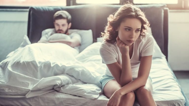 تعانين من التوتر حينما يقترب منك زوجك؟