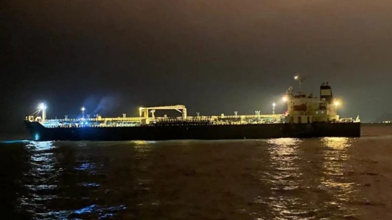 البحرية الأميركية: ايران تحتجز ناقلة نفط في مضيق هرمز