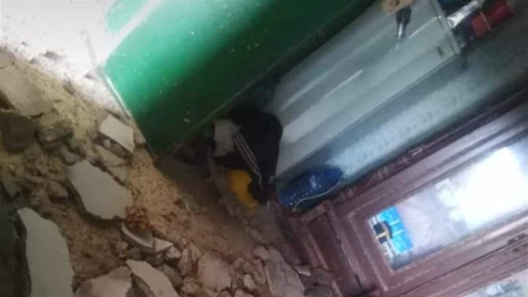 بالصور.. إنهيار سقف منزل في بزال العكارية