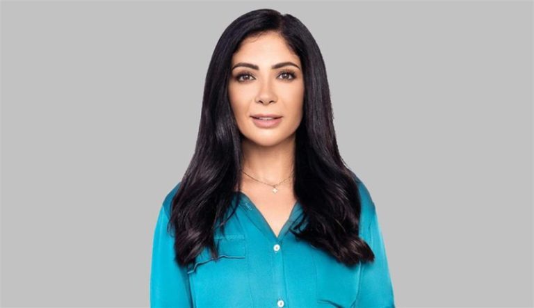 بالصورة.. إصابة في يد منى زكي تقلق جمهورها