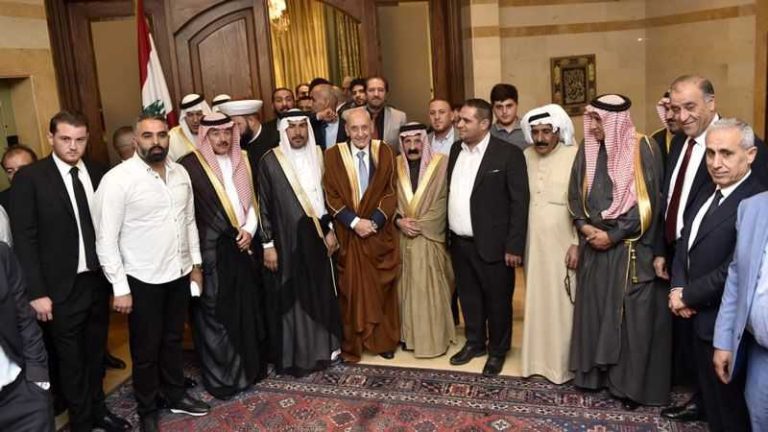 بالفيديو.. العشائر العربية تلبس الرئيس بري عباءة في ذكرى ميلاده