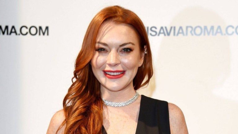 بالصور.. ليندسي لوهان تستعرض حملها بلباس السباحة