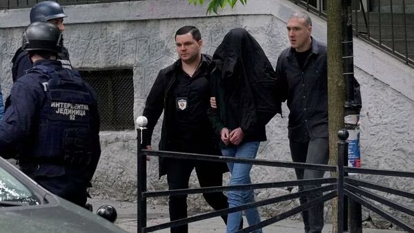 بالفيديو.. قتلى بإطلاق النار داخل مدرسة في العاصمة الصربية