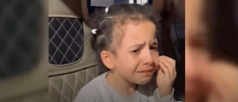 بالفيديو.. طفلة فلسطينية تبكي وهي تبحث عن والدها الشهيد