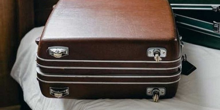 قتلت والدتها وأخفت الجثة في حقيبة سفر.. طمعاً بـ1.5 مليون دولار