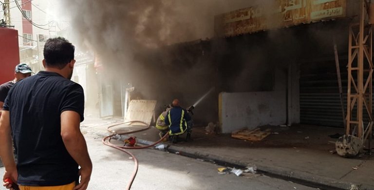 اندلاع حريق ضخم في منجرة وسط صيدا