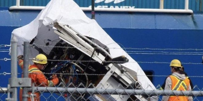 بالفيديو.. نقل بقايا بشرية وحطام “تيتان” إلى اليابسة للفحص