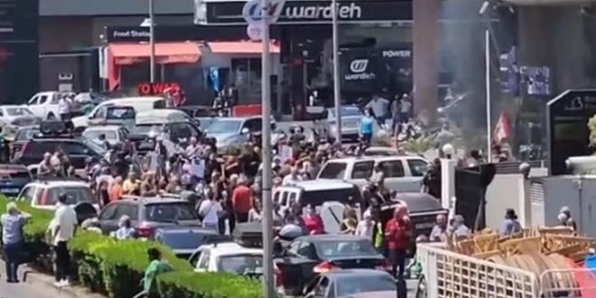 بالصور- مودعون يحرقون مصرفاً.. ووزير المهجرين يشاركهم!