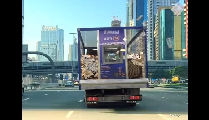 صراف آلي “يوزع العيدية” في شوارع دبي!