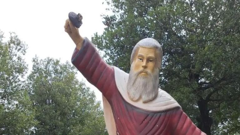 تحطيم تماثيل لقديسين في جبيل