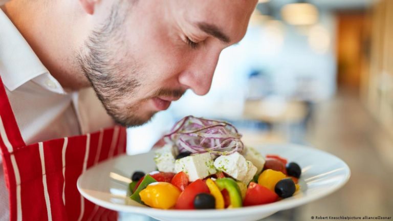 أيّهما يؤثّر على خيارات الطعام: الرائحة أم النظر؟