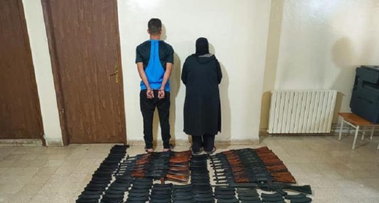 توقيف ناقل أسلحة وذخائر برفقة والدته