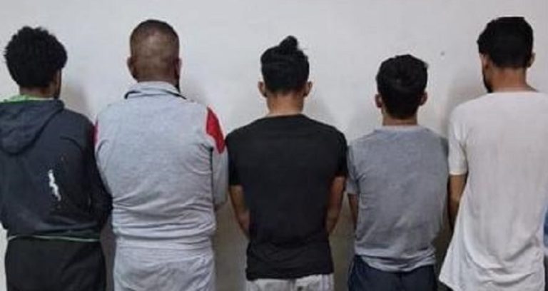 عصابة سرقة سيارات.. بقبضة الأمن