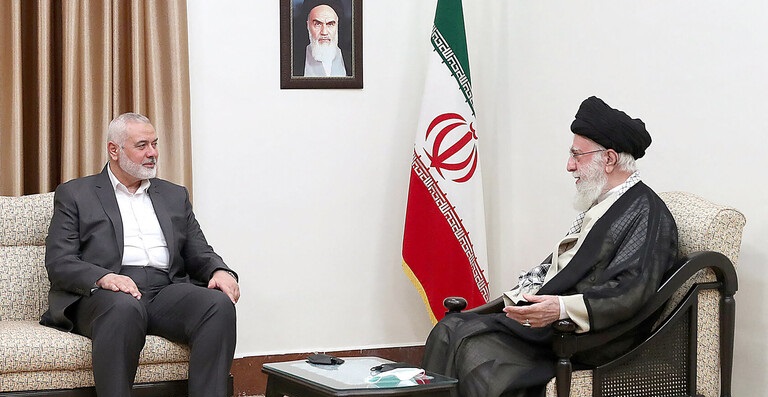 خامنئي مستقبلاً هنية: غزة مركز المقاومة لكن الضفة ستُركّع العدو