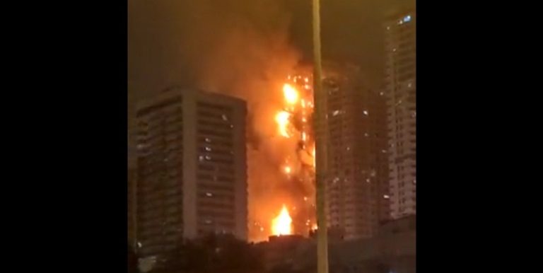 بالفيديو.. حريق في برج سكني بالإمارات