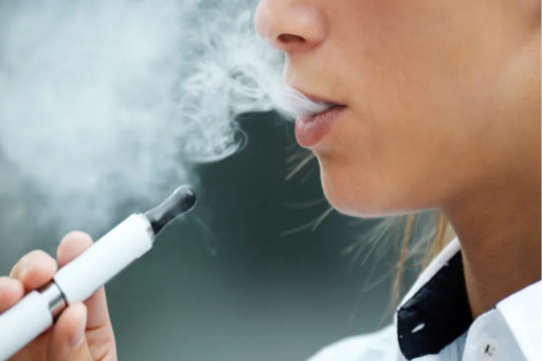 السجائر الإلكترونية.. الأرقام تكشف خطراً “مرعباً” على الأطفال
