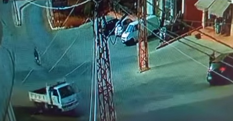 بالفيديو.. حادث سير مروّع بين دراجة نارية و”بيك اب”