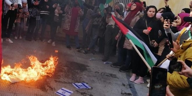 إحراق العلم "الإسرائيلي" من نشاط كلية الإعلام ـ الجامعة اللبنانية تضامناً مع فلسطين المحتلة
