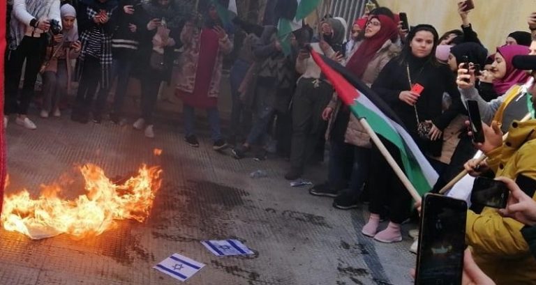 إحراق العلم "الإسرائيلي" من نشاط كلية الإعلام ـ الجامعة اللبنانية تضامناً مع فلسطين المحتلة