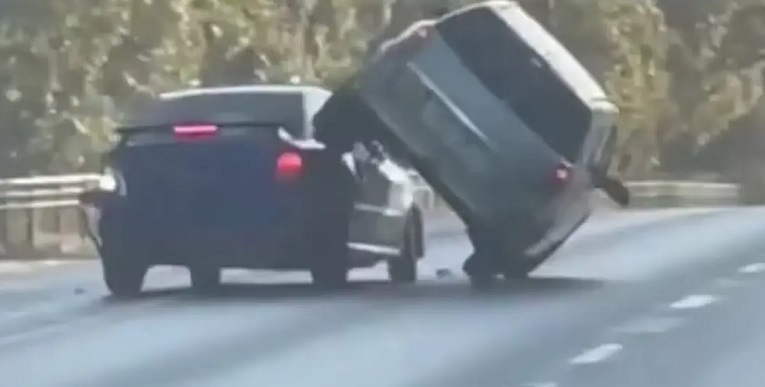 بالفيديو.. “عراك بالسيارات” والسلاح الأبيض ينتهي بكارثة!