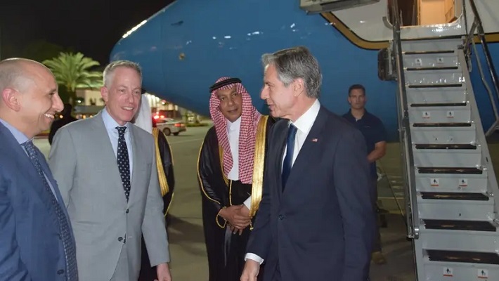 بلينكن يصل السعودية… وواشنطن: ملتزمون بتعزيز شراكتنا الأمنية