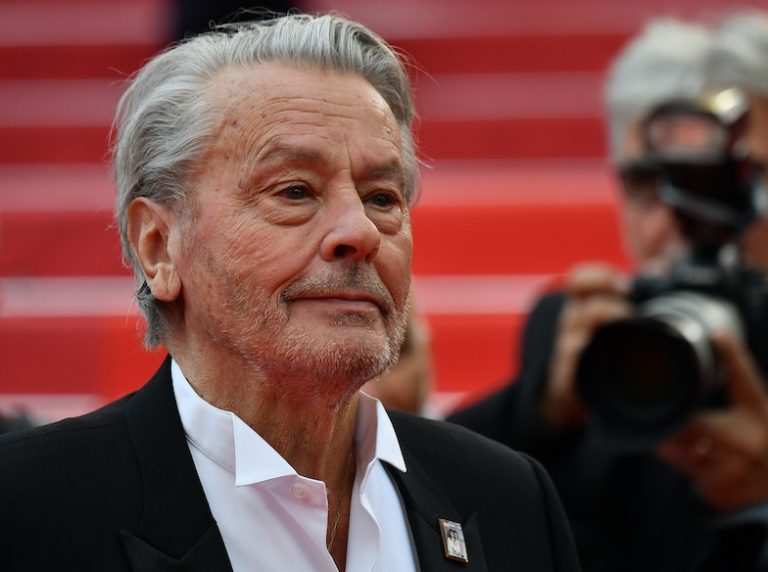 مجموعة الممثل الفرنسي آلان ديلون في مزاد