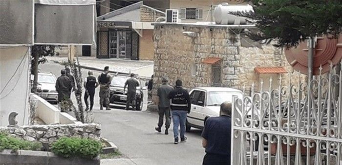 سوري يعتدي بالضرب على عنصر في الجيش