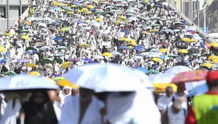 الحجاج يستقبلون أول أيام التشريق برمي الجمرة الصغرى