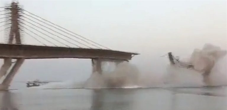 بالفيديو.. إنهيار جسر عملاق تحت الإنشاء