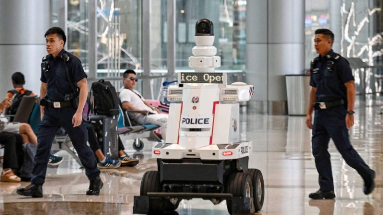 سنغافورة تعتزم نشر مزيد من روبوتات التجول في شوارعها