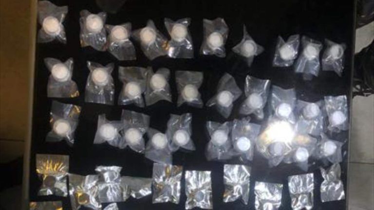 ضبط سيارة بداخلها مواد مخدِّرة.. لاذ صاحبها بالفرار!