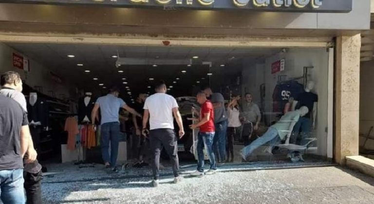 بالفيديو: سيارة تقود للخلف وتقتحم متجراً