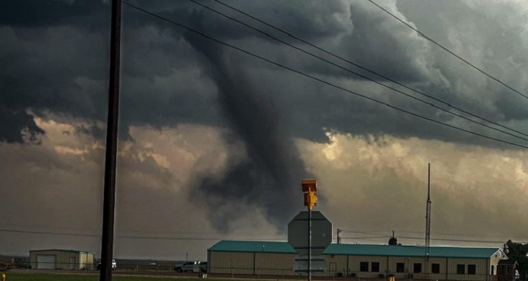 بالفيديو: قتلى وجرحى بإعصار قوي في تكساس