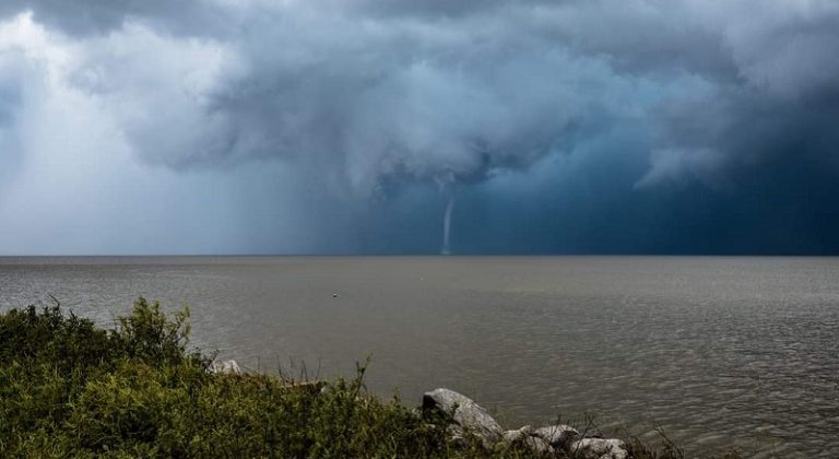 بالفيديو: إعصار مائي قوي يباغت السباحين