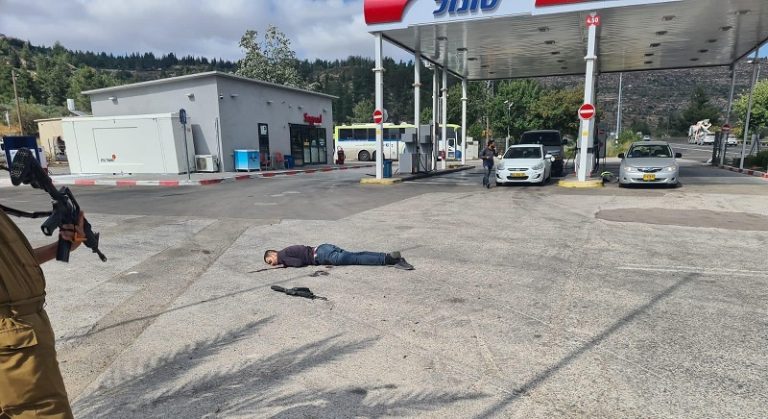 بالفيديو: إصابة 7 مستوطنين بعملية إطلاق نار بطولية