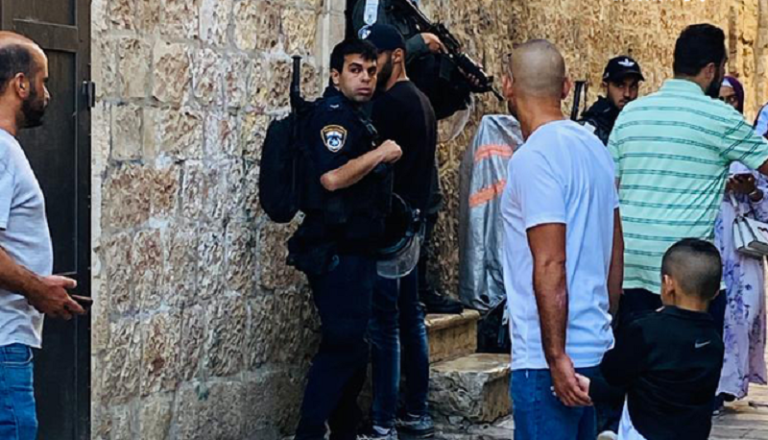 بالفيديو: قوات الاحتلال تقتحم باب الرحمة وتخرب محتوياته