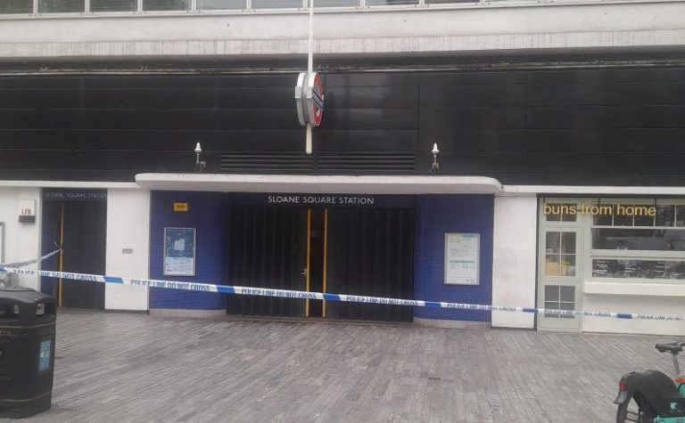 راكب يطعن نفسه حتى الموت داخل محطة في بريطانيا!