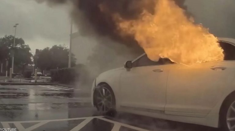 بالفيديو: تركت طفليها بالسيارة لتسرق.. فوقعت الفاجعة