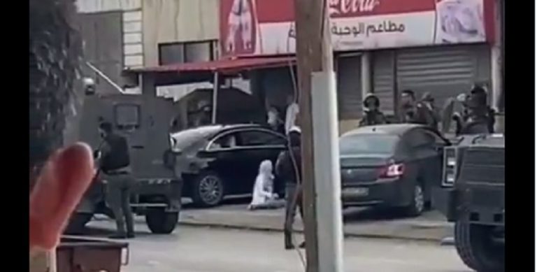 بالفيديو: اعتقال فلسطينية بزعم تنفيذها عملية طعن